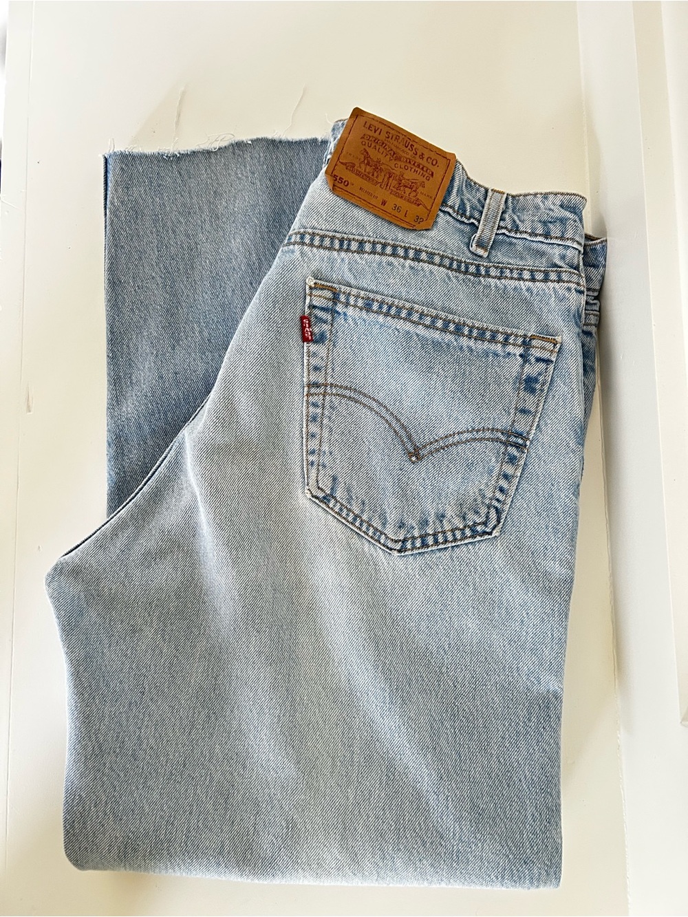 VTG ‘97 Levi’s 550 Relaxed Fit Light Wash Jeans Cropped Raw Hem 34x27